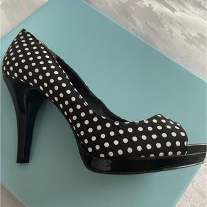 Nine West / Size 7M peep toe show / 3.5 inch heel / black and white polka dot